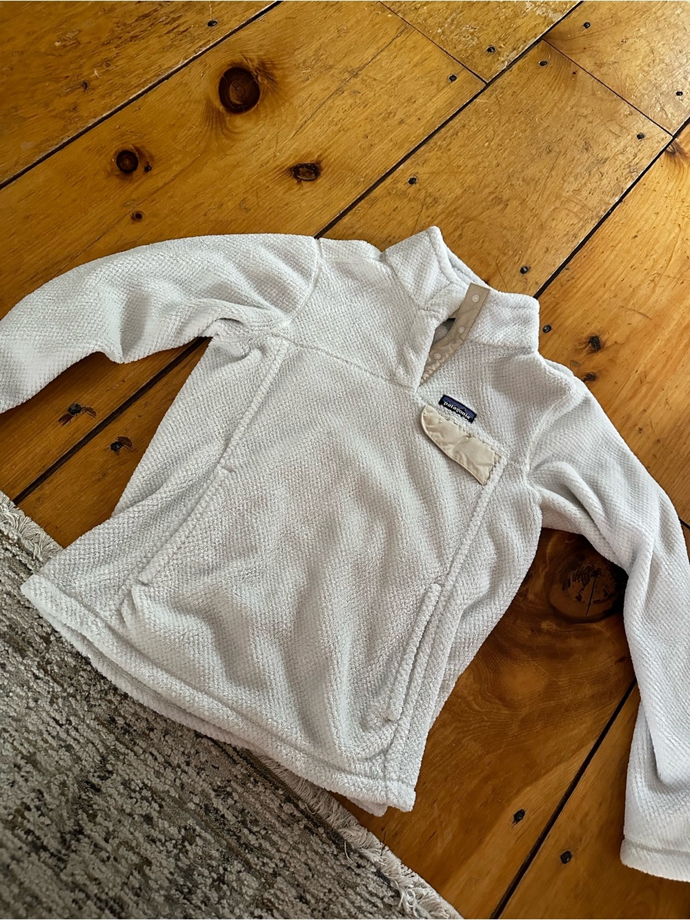 Women’s cream Patagonia 1/4 zip sweatshirt